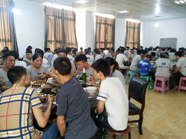鼎萨木门举行端午员工聚餐活动，全体员工共度端午佳节！