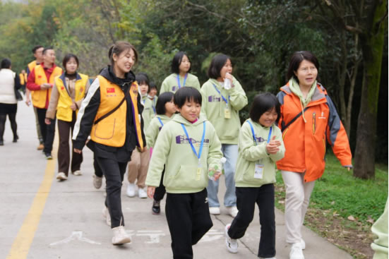 博仕尼门窗携手中国狮子联会陕西卓越服务队参加“同在蓝天下·共享大自然”公益活动